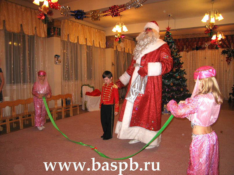 Дед Мороз с гармошкой. Праздник в детском саду