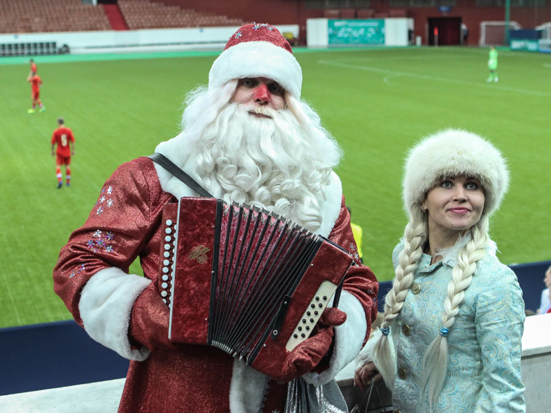 Дед Мороз с гармошкой и Снегурочка. Футбольный мемориал Гранаткина