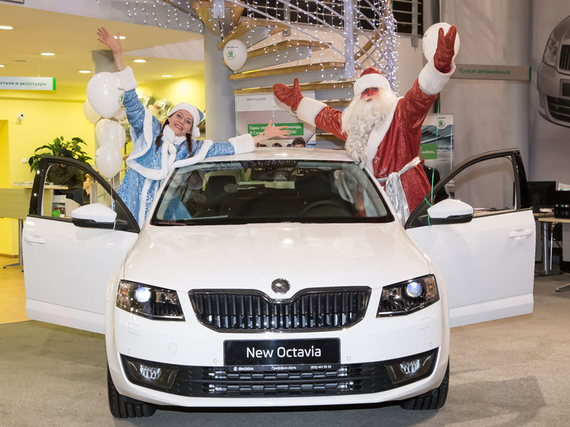 Дед Мороз с гармошкой и Снегурочка. Новогодний праздник в в автосалоне ''Шкода''