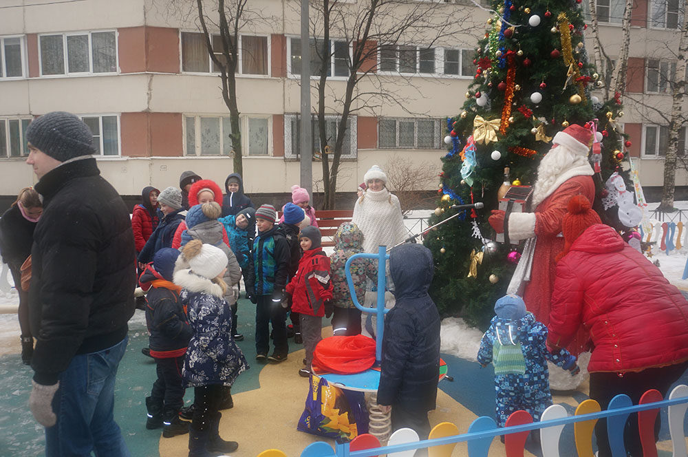 Дед Мороз с гармошкой. Праздник во дворе
