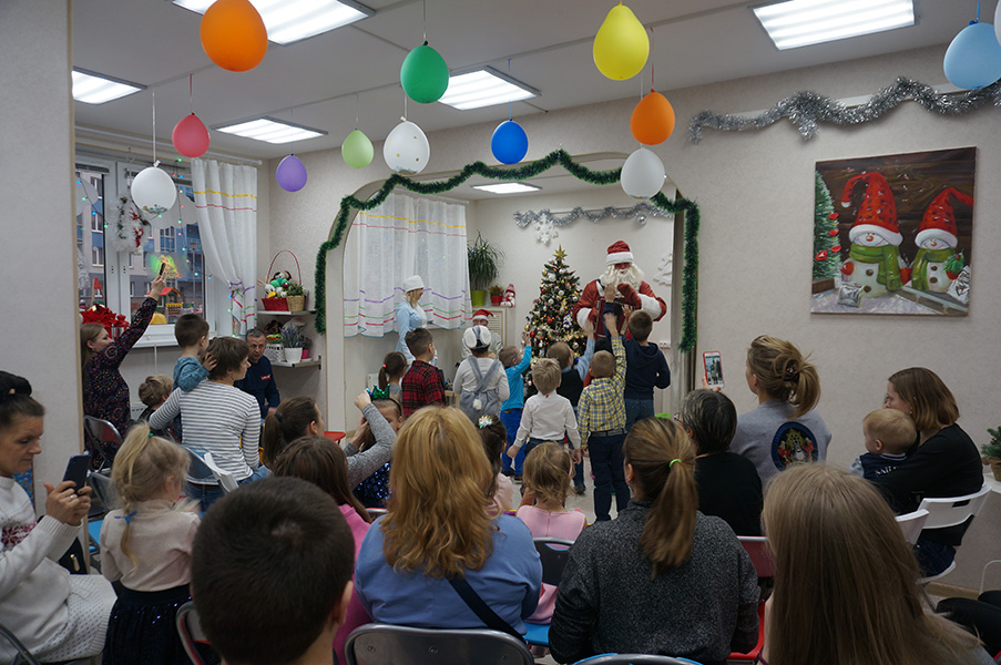 Дед Мороз с гармошкой и Снегурочка. Праздник для детей и взрослых в детском центре