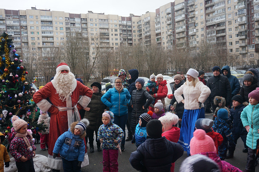 Дед Мороз с гармошкой и Снегурочка. Праздник для детей и взрослых во дворе