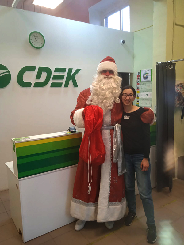 Дед Мороз с гармошкой и компания СДЭК