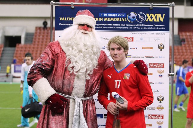 Дед Мороз с гармошкой. Вручение приза лучшему игроку сборной Чехии