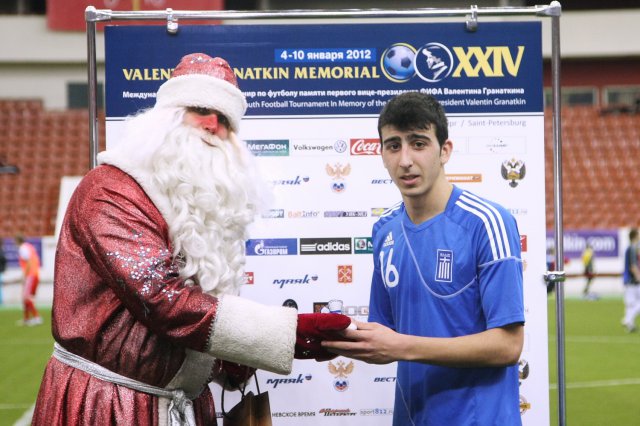 Дед Мороз с гармошкой. Вручение приза лучшему игроку сборной Греции