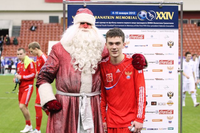 Дед Мороз с гармошкой. Вручение приза лучшему игроку сборной Санкт-Петербурга