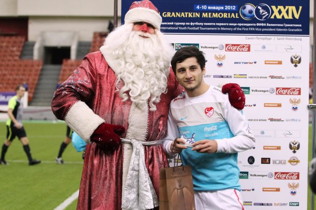 Дед Мороз с гармошкой. Вручение приза лучшему игроку сборной Турции