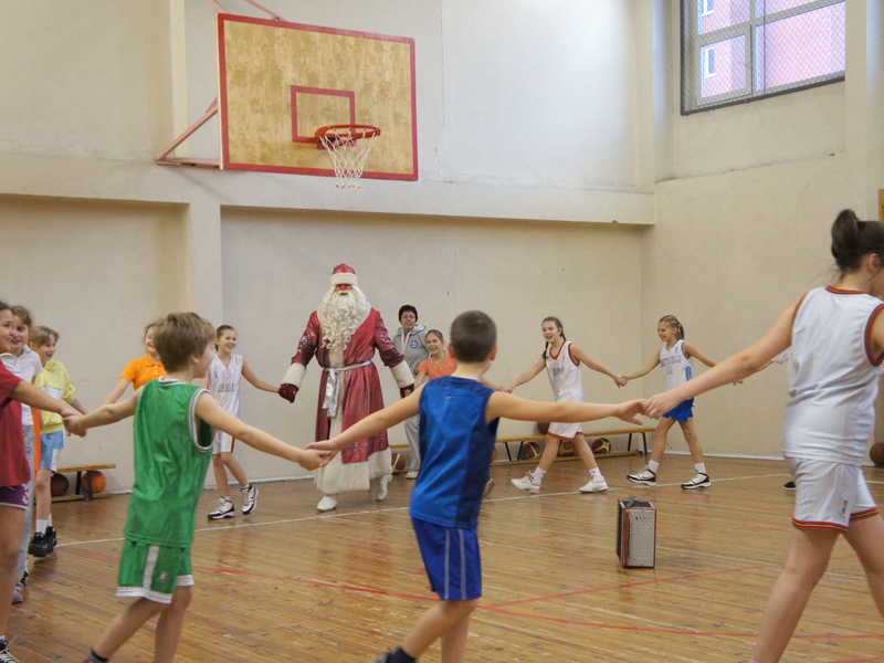 Баскетбольный Дед Мороз с гармошкой