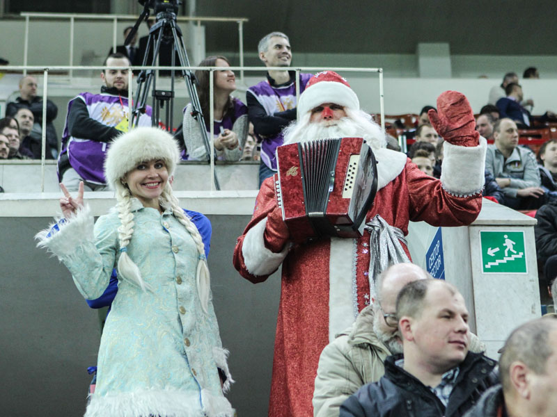 Дед Мороз с гармошкой и Снегурочка. Футбольный мемориал Гранаткина