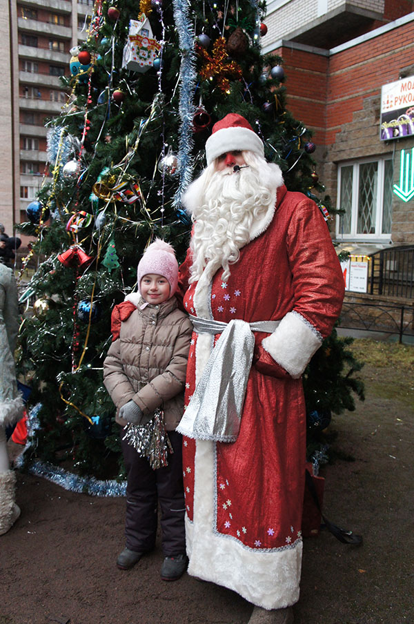 Дед Мороз с гармошкой и Снегурочка