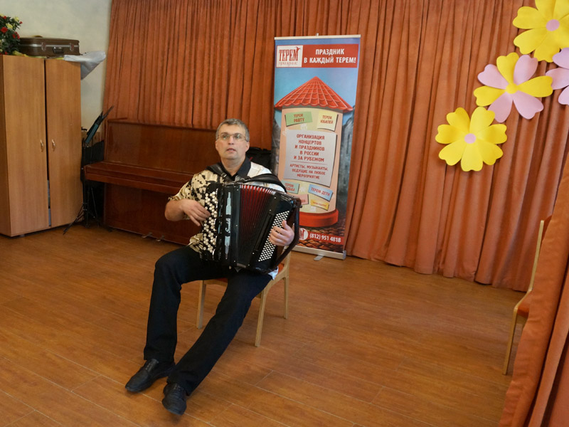 ''Волшебный аккордеон'' в Красногвардейском районе, аккордеонист-ведущий Сергей Лихачёв