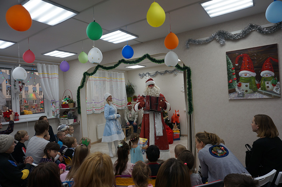 Дед Мороз с гармошкой и Снегурочка. Праздник для детей и взрослых в детском центре