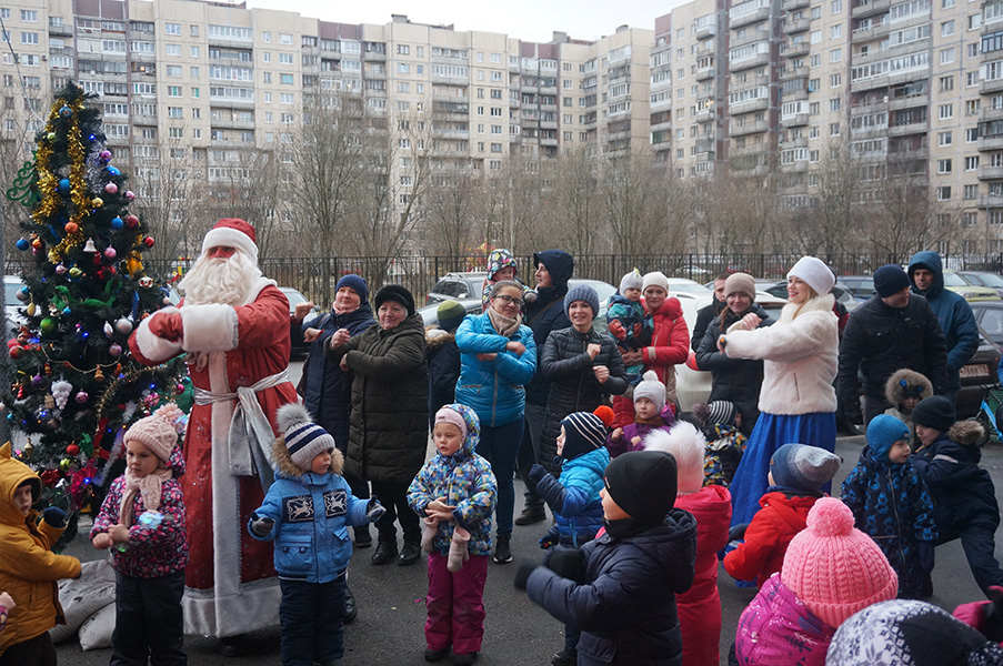 Дед Мороз с гармошкой и Снегурочка. Праздник для детей и взрослых во дворе