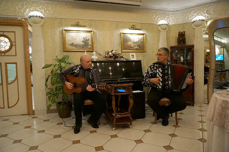 Сергей Лихачев (кнопочный аккордеон) и Владимир Богомолов (гитара)
