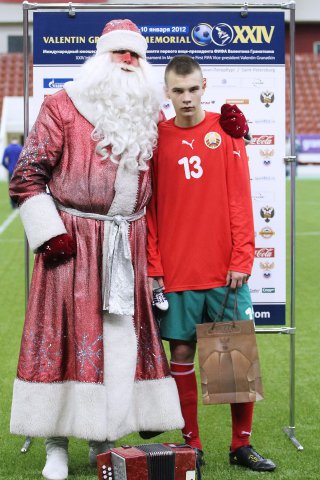 Дед Мороз с гармошкой. Вручение приза лучшему игроку сборной Белоруссии