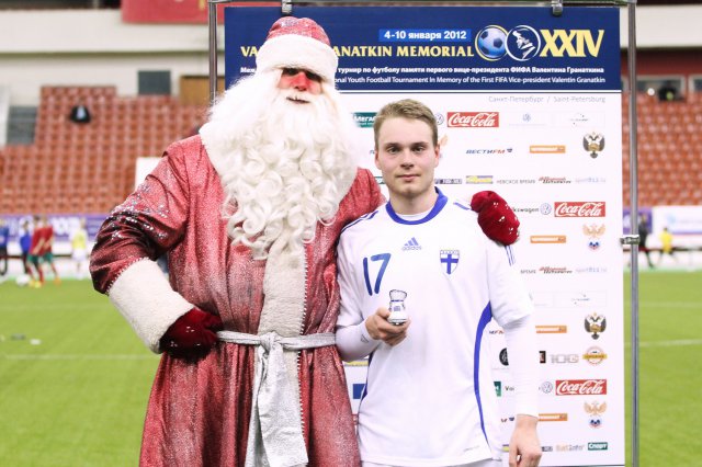 Дед Мороз с гармошкой. Вручение приза лучшему игроку сборной Финляндии