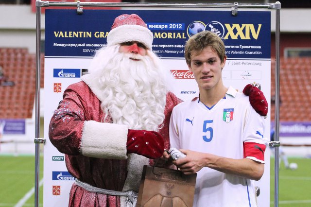 Дед Мороз с гармошкой. Вручение приза лучшему игроку сборной Италии