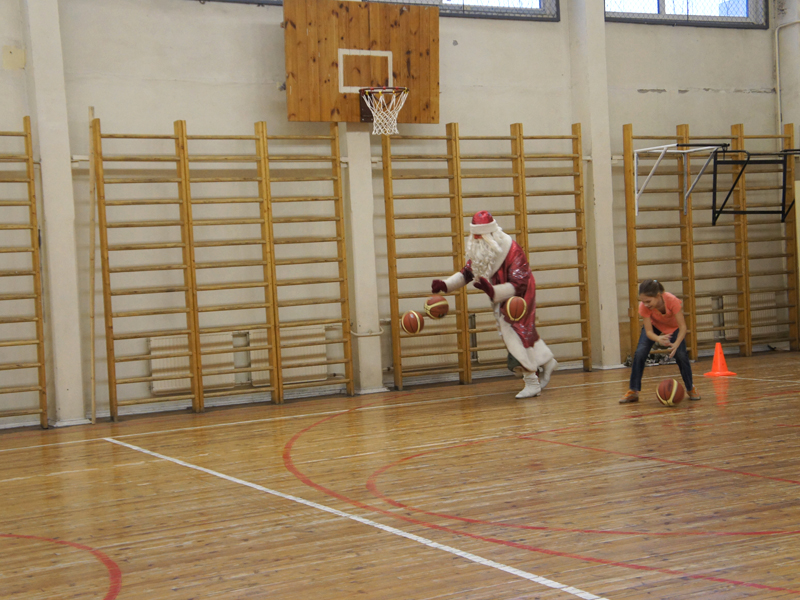 Баскетбольный Дед Мороз с гармошкой